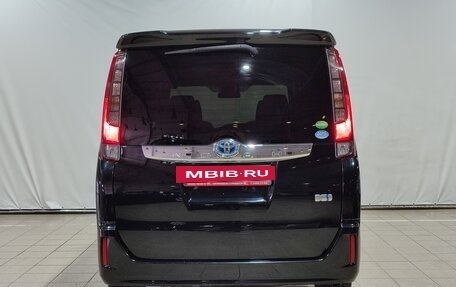 Toyota Noah III, 2016 год, 2 235 000 рублей, 6 фотография