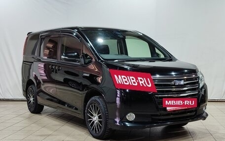Toyota Noah III, 2016 год, 2 235 000 рублей, 3 фотография