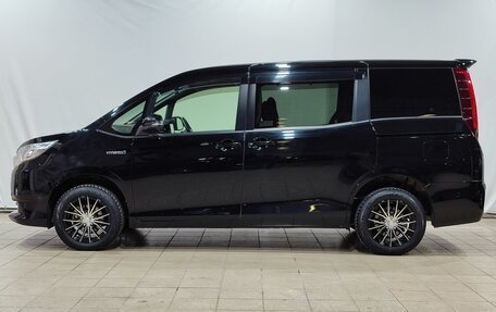Toyota Noah III, 2016 год, 2 235 000 рублей, 8 фотография