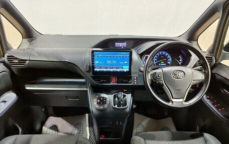 Toyota Noah III, 2016 год, 2 235 000 рублей, 15 фотография