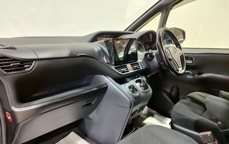Toyota Noah III, 2016 год, 2 235 000 рублей, 14 фотография