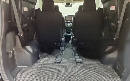 Toyota Noah III, 2016 год, 2 235 000 рублей, 12 фотография