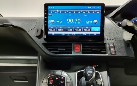 Toyota Noah III, 2016 год, 2 235 000 рублей, 16 фотография