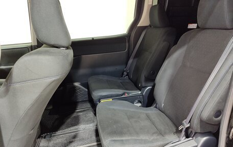 Toyota Noah III, 2016 год, 2 235 000 рублей, 18 фотография