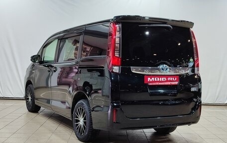 Toyota Noah III, 2016 год, 2 235 000 рублей, 7 фотография