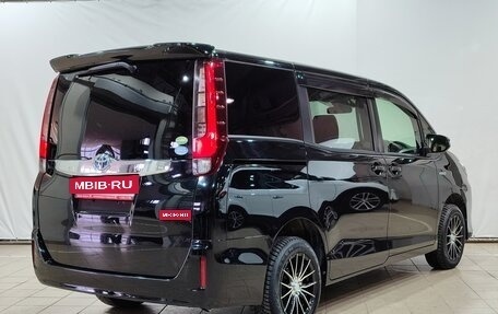 Toyota Noah III, 2016 год, 2 235 000 рублей, 5 фотография