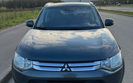 Mitsubishi Outlander III рестайлинг 3, 2014 год, 1 690 000 рублей, 2 фотография