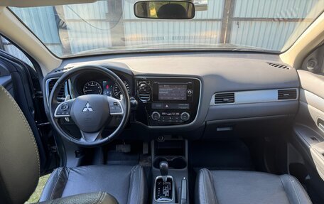 Mitsubishi Outlander III рестайлинг 3, 2014 год, 1 690 000 рублей, 12 фотография