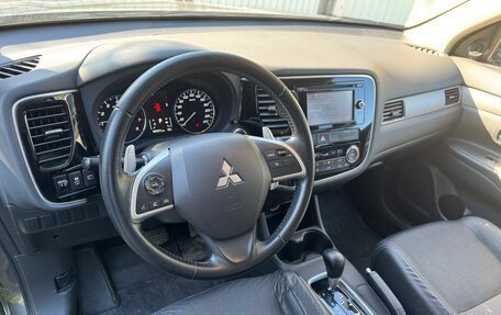 Mitsubishi Outlander III рестайлинг 3, 2014 год, 1 690 000 рублей, 10 фотография