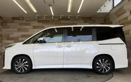 Toyota Voxy, 2023 год, 3 112 123 рублей, 13 фотография