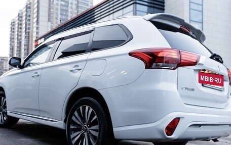 Mitsubishi Outlander III рестайлинг 3, 2022 год, 3 700 000 рублей, 3 фотография