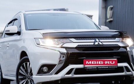 Mitsubishi Outlander III рестайлинг 3, 2022 год, 3 700 000 рублей, 2 фотография