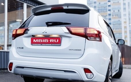 Mitsubishi Outlander III рестайлинг 3, 2022 год, 3 700 000 рублей, 4 фотография