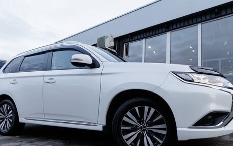 Mitsubishi Outlander III рестайлинг 3, 2022 год, 3 700 000 рублей, 6 фотография