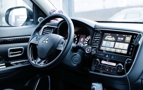 Mitsubishi Outlander III рестайлинг 3, 2022 год, 3 700 000 рублей, 10 фотография