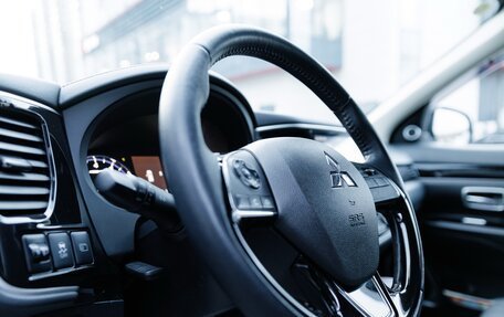 Mitsubishi Outlander III рестайлинг 3, 2022 год, 3 700 000 рублей, 13 фотография