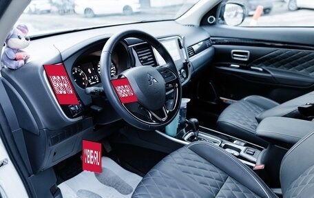 Mitsubishi Outlander III рестайлинг 3, 2022 год, 3 700 000 рублей, 12 фотография