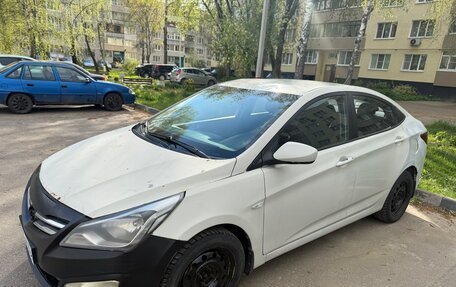 Hyundai Solaris II рестайлинг, 2015 год, 450 000 рублей, 2 фотография