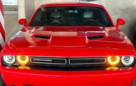 Dodge Challenger III рестайлинг 2, 2017 год, 3 890 000 рублей, 2 фотография