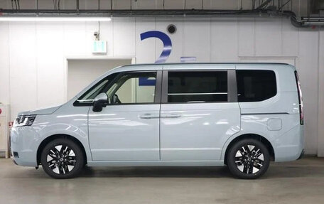 Honda Stepwgn, 2022 год, 2 250 000 рублей, 2 фотография