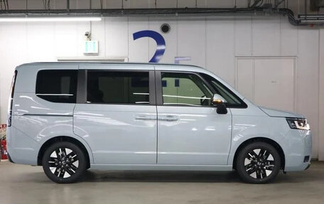 Honda Stepwgn, 2022 год, 2 250 000 рублей, 3 фотография