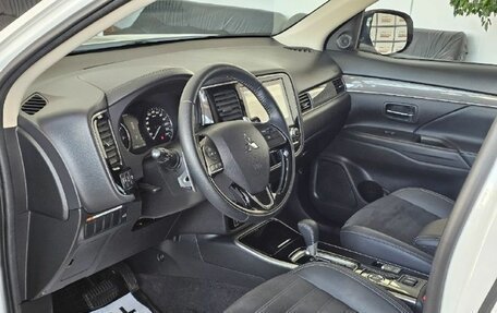 Mitsubishi Outlander III рестайлинг 3, 2021 год, 3 249 000 рублей, 16 фотография