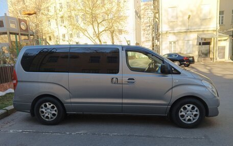 Hyundai H-1 II рестайлинг, 2012 год, 1 590 000 рублей, 2 фотография