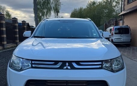 Mitsubishi Outlander III рестайлинг 3, 2014 год, 1 170 000 рублей, 2 фотография