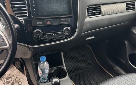 Mitsubishi Outlander III рестайлинг 3, 2014 год, 1 170 000 рублей, 13 фотография