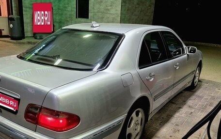 Mercedes-Benz E-Класс, 2000 год, 580 000 рублей, 5 фотография
