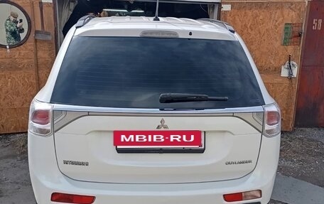 Mitsubishi Outlander III рестайлинг 3, 2013 год, 1 600 000 рублей, 2 фотография