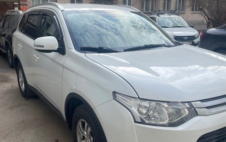 Mitsubishi Outlander III рестайлинг 3, 2014 год, 1 350 000 рублей, 4 фотография