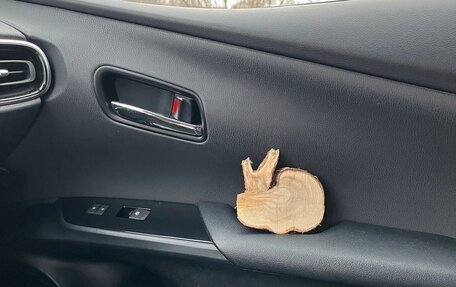 Toyota Prius IV XW50, 2017 год, 2 200 000 рублей, 3 фотография