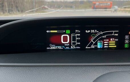 Toyota Prius IV XW50, 2017 год, 2 200 000 рублей, 7 фотография