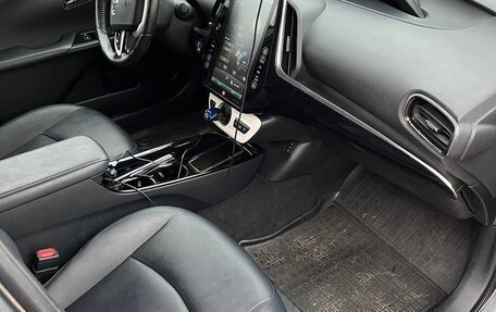 Toyota Prius IV XW50, 2017 год, 2 200 000 рублей, 10 фотография