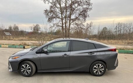 Toyota Prius IV XW50, 2017 год, 2 200 000 рублей, 2 фотография