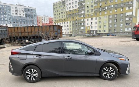 Toyota Prius IV XW50, 2017 год, 2 200 000 рублей, 8 фотография