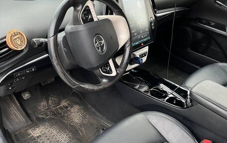 Toyota Prius IV XW50, 2017 год, 2 200 000 рублей, 9 фотография