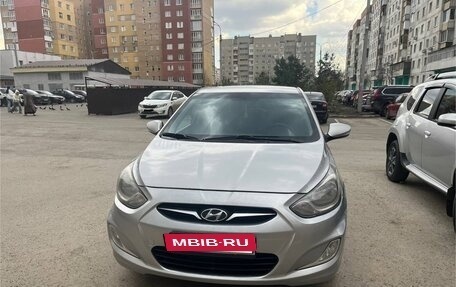 Hyundai Solaris II рестайлинг, 2012 год, 900 000 рублей, 4 фотография