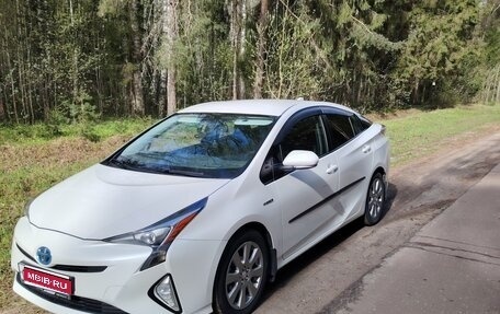 Toyota Prius IV XW50, 2017 год, 2 300 000 рублей, 1 фотография