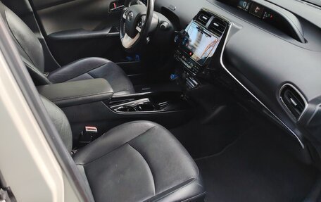 Toyota Prius IV XW50, 2017 год, 2 300 000 рублей, 9 фотография