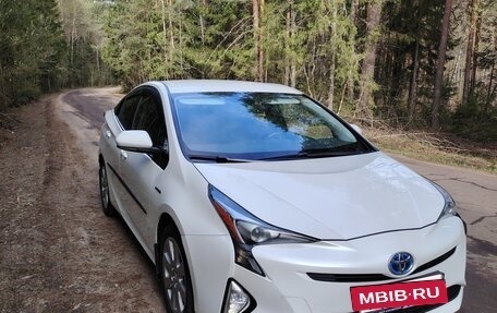 Toyota Prius IV XW50, 2017 год, 2 300 000 рублей, 4 фотография