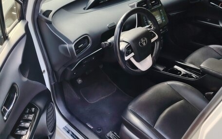 Toyota Prius IV XW50, 2017 год, 2 300 000 рублей, 8 фотография