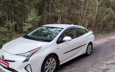 Toyota Prius IV XW50, 2017 год, 2 300 000 рублей, 3 фотография