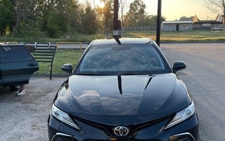 Toyota Camry, 2021 год, 3 200 000 рублей, 2 фотография