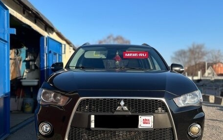 Mitsubishi Outlander III рестайлинг 3, 2011 год, 1 390 000 рублей, 2 фотография