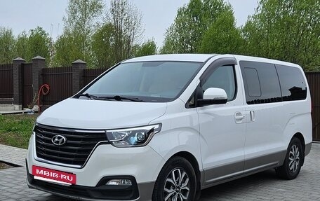 Hyundai H-1 II рестайлинг, 2018 год, 2 350 000 рублей, 2 фотография