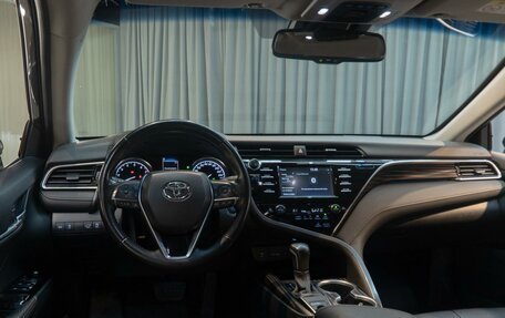Toyota Camry, 2019 год, 3 195 000 рублей, 6 фотография