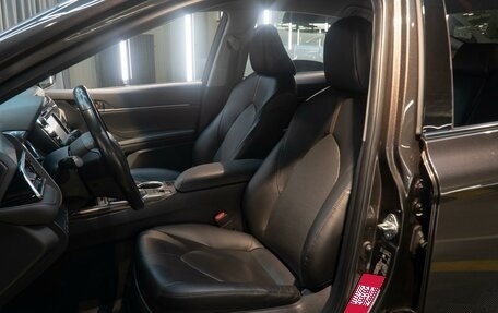 Toyota Camry, 2019 год, 3 195 000 рублей, 10 фотография
