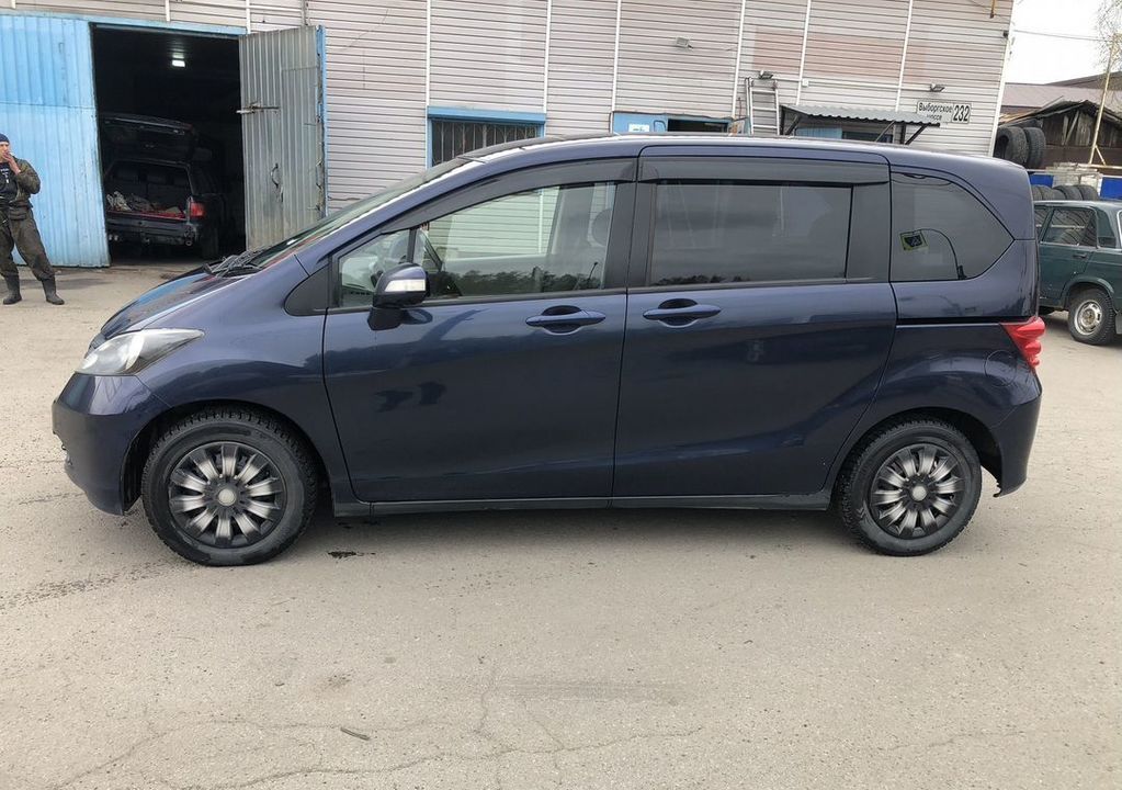 Honda Freed I, 2010 год, 1 050 000 рублей, 2 фотография